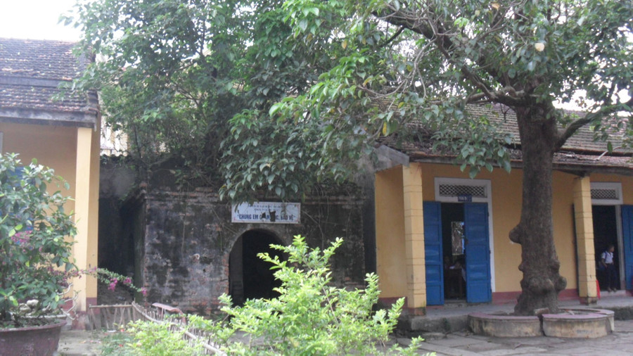 Nhà bia hành cung Thuận An (hiện nằm trong Trường Tiểu học Thuận An 1, Phú Vang, Thừa Thiên - Huế)