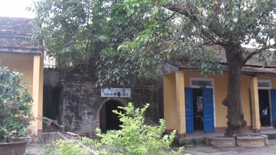 Nhà bia hành cung Thuận An (hiện nằm trong Trường Tiểu học Thuận An 1, Phú Vang, Thừa Thiên - Huế)