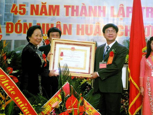 Tại lễ kỷ niệm Phó Chủ tịch nước Nguyễn Thị Doan cũng đã trao nhiều Huân chương lao động tập thể, cá nhân có nhiều đóng góp trong 45 năm xây dựng và trưởng thành