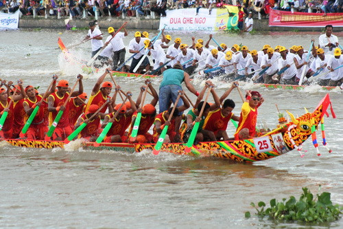 Đội đua ghe Ngo nam trình diễn những màn bơi đẹp mắt, nước tung trắng xóa