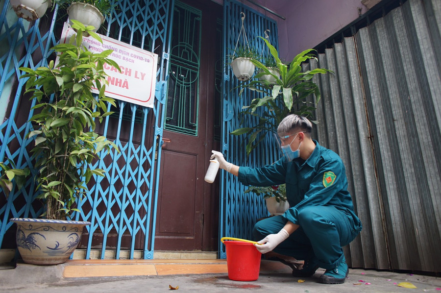 Ngay sau khi làm lễ xong, cá chép sẽ được chuyển ra ngoài, đội tình nguyện sẽ mang đi thả cá hộ các gia đình có người bị F0 đang điều trị tại nhà.