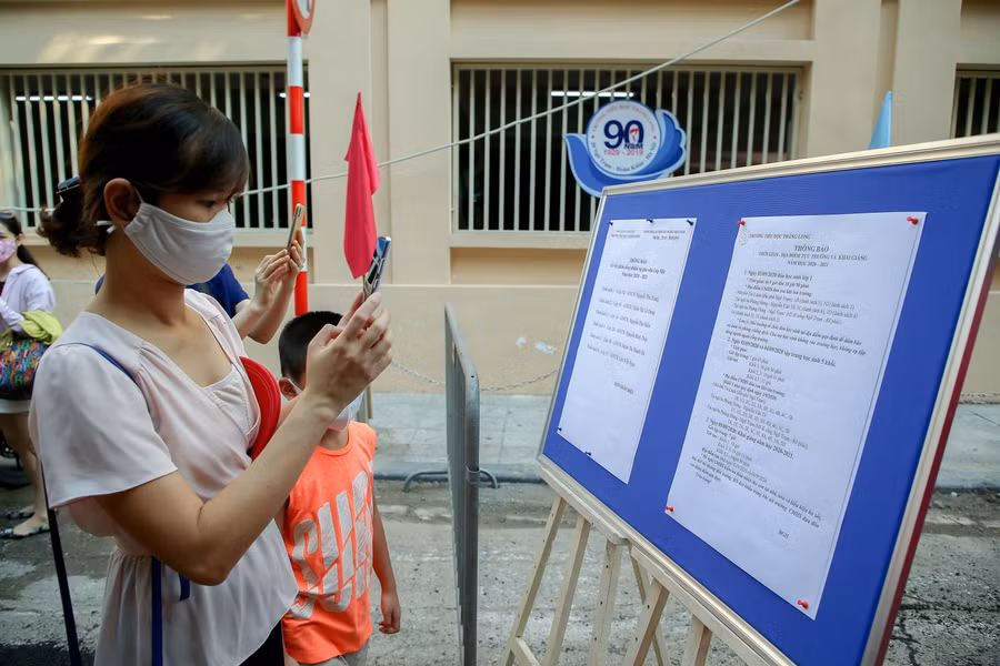 Thông báo của nhà trường được dán phía bên ngoài để phụ huynh tiện theo dõi.