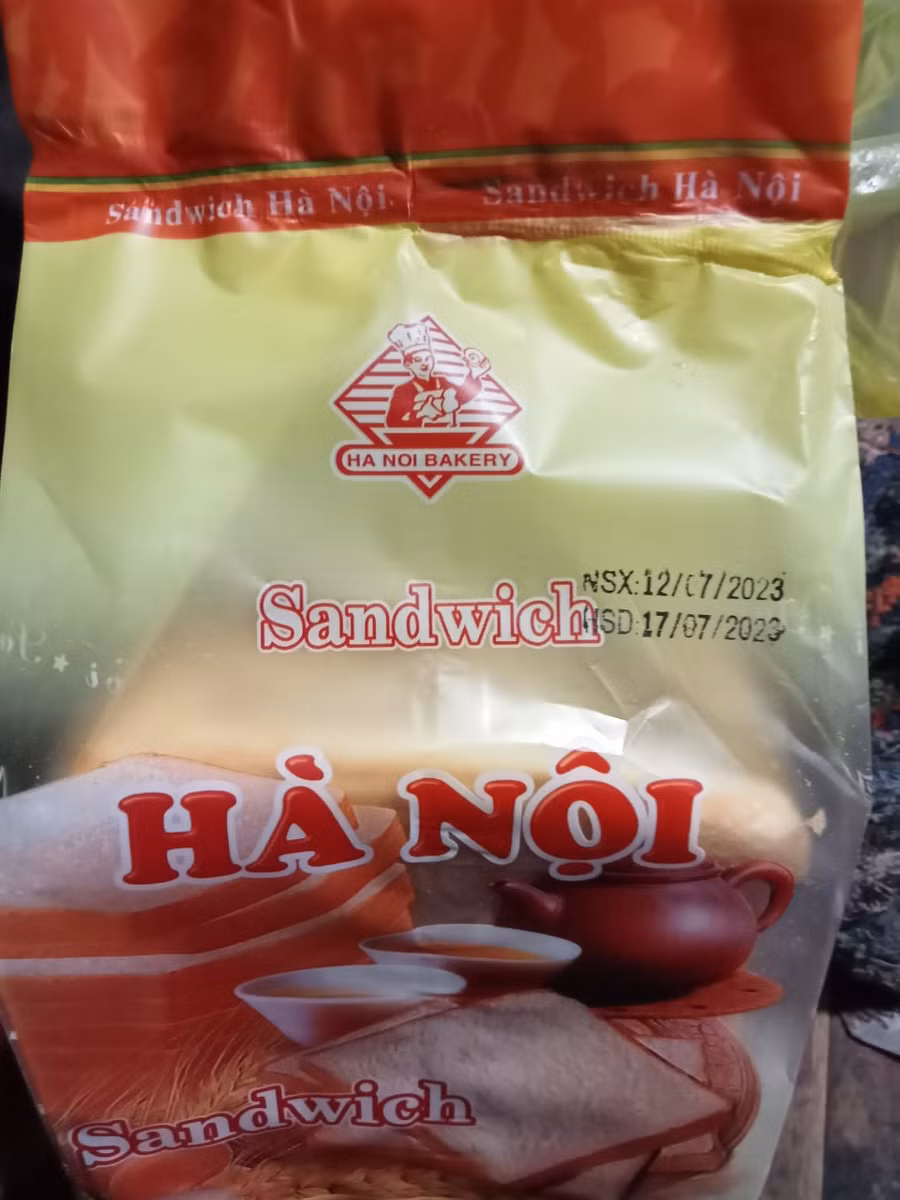 Bịch bánh do vị khách mua ngày 11/7 nhưng cơ sở lại in ngày sản xuất là 12/7 (ảnh: NVCC).