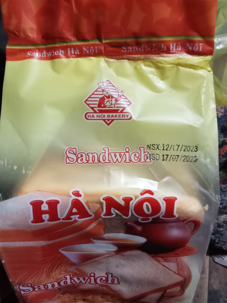 Bịch bánh do vị khách mua ngày 11/7 nhưng cơ sở lại in ngày sản xuất là 12/7 (ảnh: NVCC). Bịch bánh do vị khách mua ngày 11/7 nhưng cơ sở lại in ngày sản xuất là 12/7 (ảnh: NVCC).