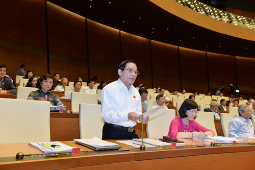 Đại biểu Quách Thế Tản phát biểu thảo luận tại Hội trường Đại biểu Quách Thế Tản phát biểu thảo luận tại Hội trường