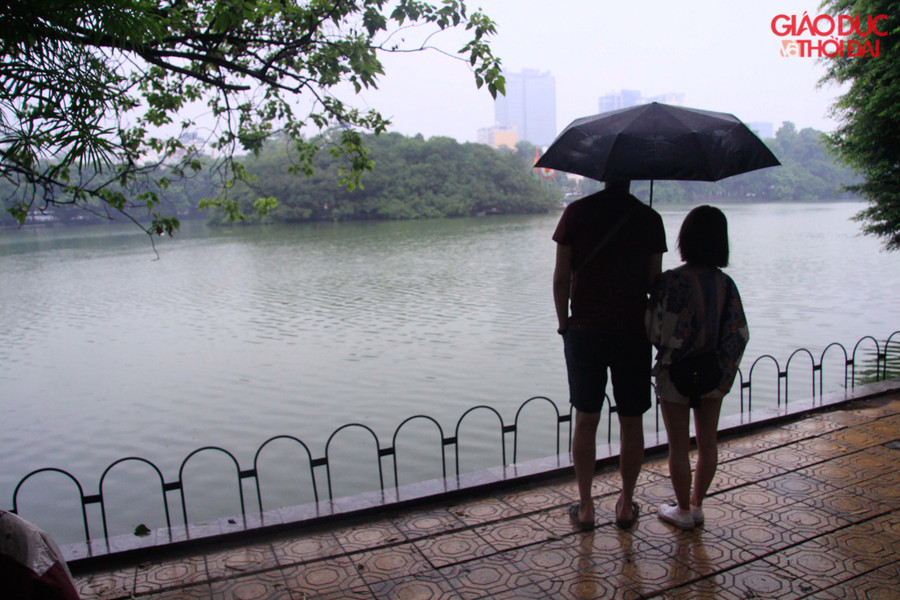 Hàng rào được lập tại nhiều điểm quanh khu vực hồ, tại những điểm lún sụt