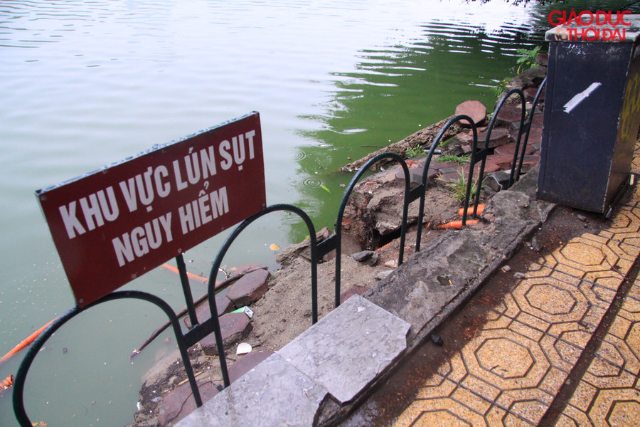 Biển báo nguy hiểm được lắp đặt ngay tại những điểm lún sụt tại bờ hồ Hoàn Kiếm