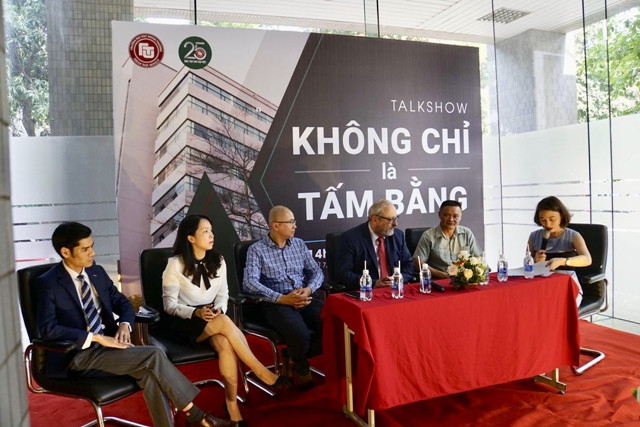 Các diễn giả đối thoại cùng học viên tại Talkshow "KHÔNG CHỈ là TẤM BẰNG" Các diễn giả đối thoại cùng học viên tại Talkshow "KHÔNG CHỈ là TẤM BẰNG"