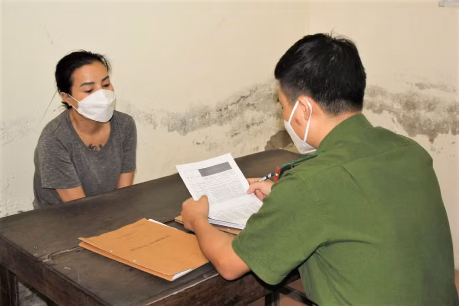 Đối tượng Nguyễn Thị Hoài làm việc với cơ quan chức năng. Ảnh: Công an Nghệ An.