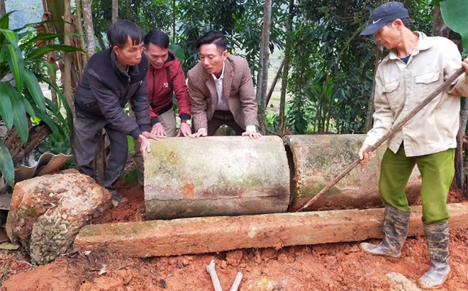 Bí thư Nguyễn Minh Thanh (thứ 3 từ trái sang) cùng người dân lao động công ích. Bí thư Nguyễn Minh Thanh (thứ 3 từ trái sang) cùng người dân lao động công ích.