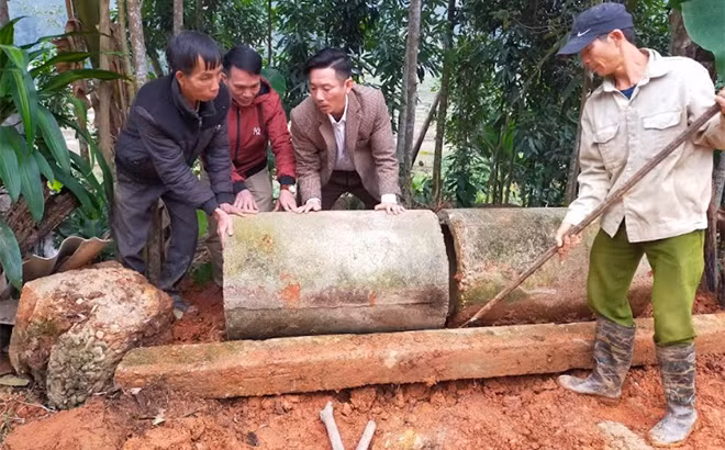 Bí thư Nguyễn Minh Thanh (thứ 3 từ trái sang) cùng người dân lao động công ích.