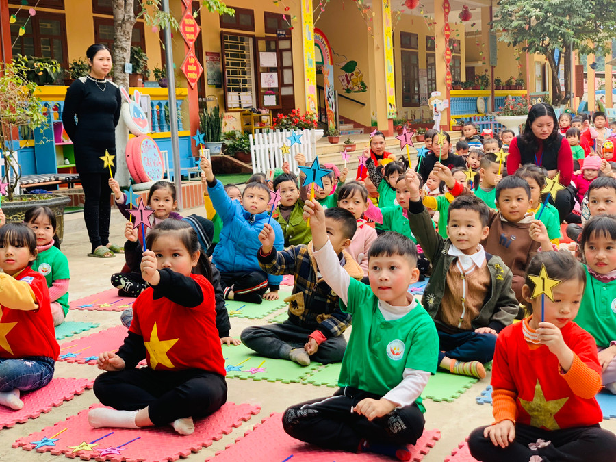 Kinh tế phát triển là bệ đỡ chất lượng giáo dục từng bước được nâng lên. Kinh tế phát triển là bệ đỡ chất lượng giáo dục từng bước được nâng lên.