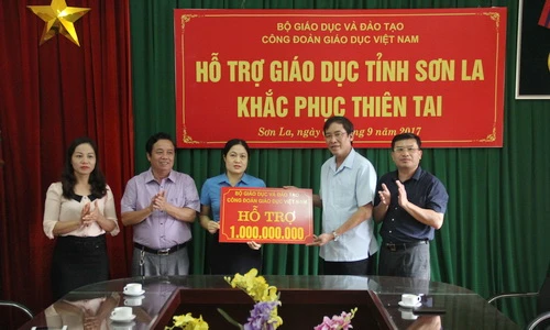 Tiến sỹ Vũ Minh Đức – Chủ tịch Công đoàn Giáo dục Việt Nam trao tặng ngành Giáo dục tỉnh Sơn La 1 tỷ đồng