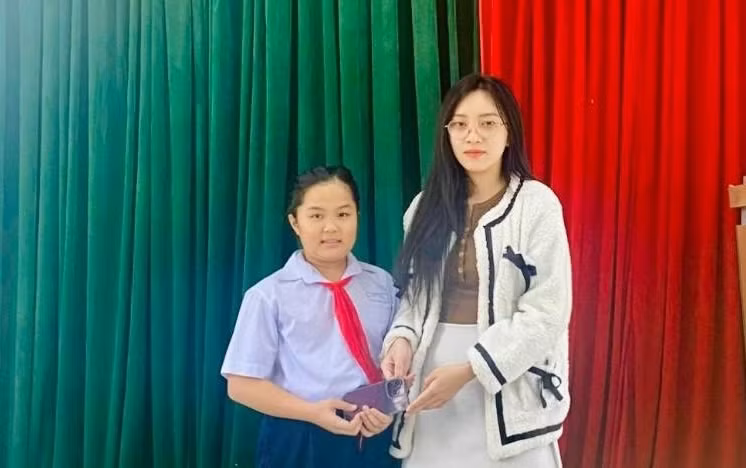 Nữ sinh Nguyễn Thiên Di nhặt được điện thoại trị giá hàng chục triệu đồng trả lại cho người đánh rơi.