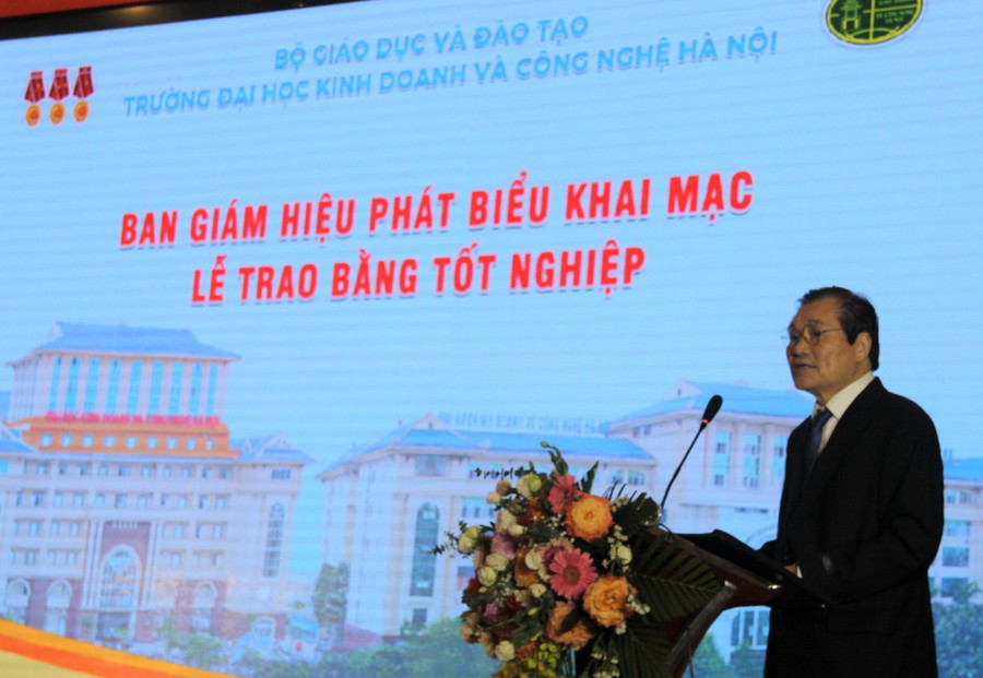 PGS.TS Phạm Dương Châu - Phó Hiệu trưởng nhà trường phát biểu khai mạc buổi lễ. PGS.TS Phạm Dương Châu - Phó Hiệu trưởng nhà trường phát biểu khai mạc buổi lễ.