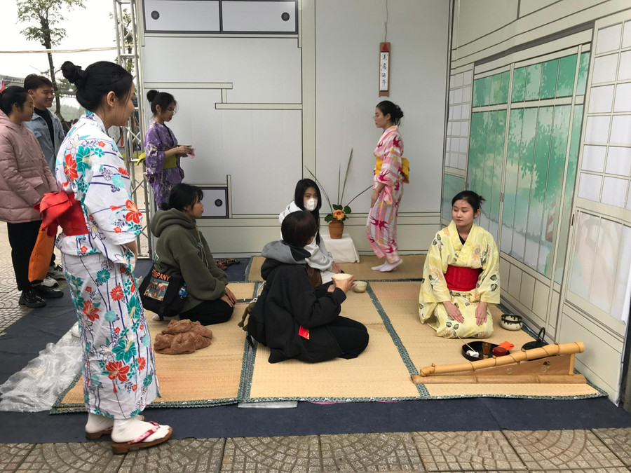 Mời các bạn thử nghi thức Trà Đạo.