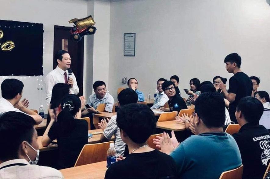 GS.TS Lê Văn Cảnh đối thoại cùng sinh viên đầu năm học mới.