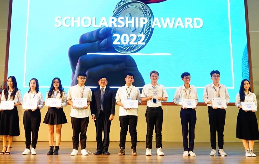 PGS.TS Trần Tiến Khoa – Hiệu trưởng Trường ĐH Quốc tế trao học bổng cho các tân sinh viên.