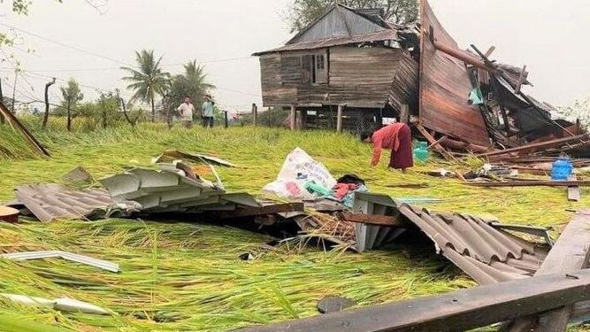 Nhiều ha cây trồng, hoa màu bị thiệt hại nặng nề. Nhiều ha cây trồng, hoa màu bị thiệt hại nặng nề.