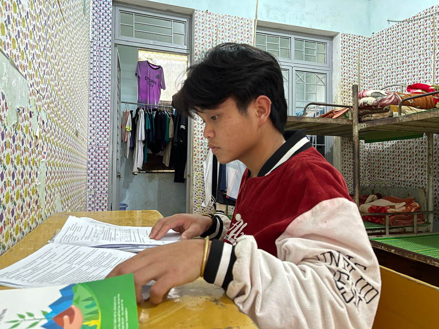 Đinh Hồng Khánh ước mong trở thành giáo viên giảng dạy cho học sinh khó khăn. Đinh Hồng Khánh ước mong trở thành giáo viên giảng dạy cho học sinh khó khăn.