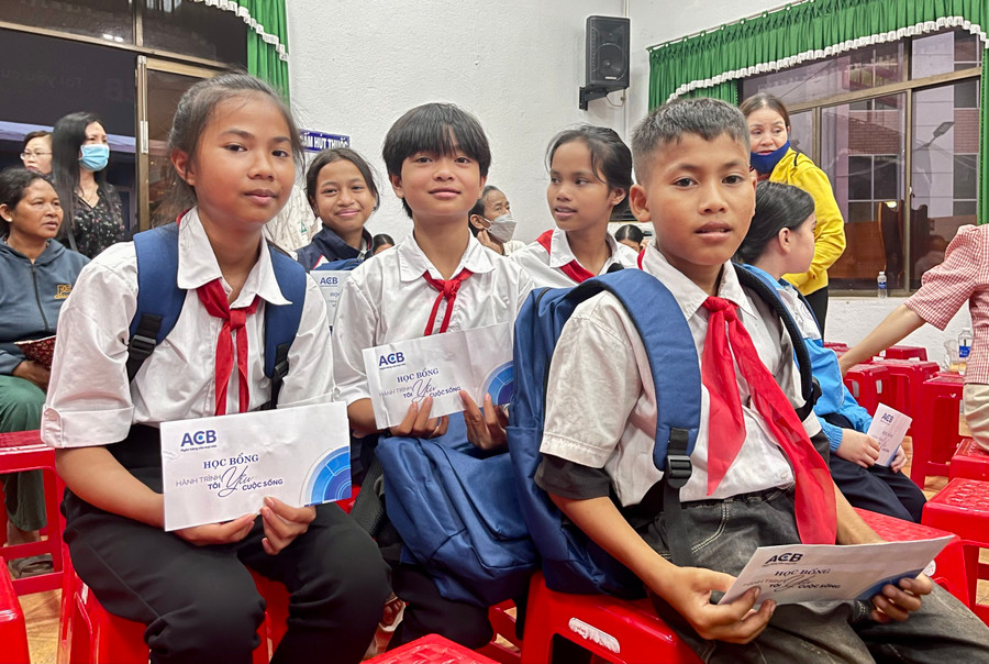 Học sinh hạnh phúc khi nhận được học bổng giúp chặng đường đến lớp bớt khó khăn hơn. Học sinh hạnh phúc khi nhận được học bổng giúp chặng đường đến lớp bớt khó khăn hơn.