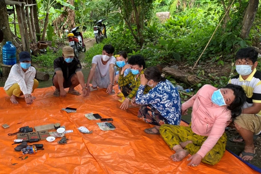 Nhóm đối tượng có hành vi tụ tập đánh bạc bị cơ quan chức năng bắt quả tang. Ảnh: Công an An Giang.