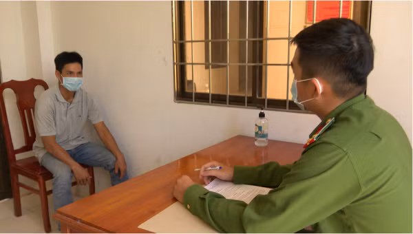 Đối tượng Võ Văn Trúc làm việc với cơ quan chức năng. Ảnh: Công an Bạc Liêu.