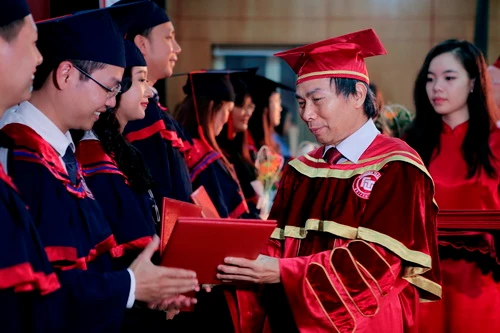 GS.TS Hoàng Văn Châu – Hiệu trưởng Trường Đại học Ngoại thương trao bằng cho các tân thạc sĩ 