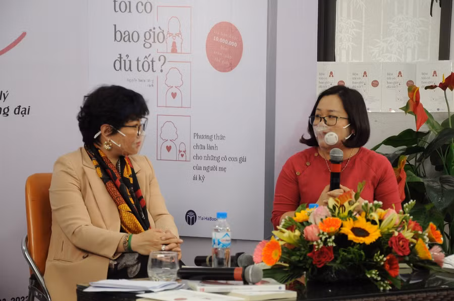 Đứa con gái khi tiếp nhận những hành vi của người mẹ ái kỷ có thể luôn cảm thấy lo âu hoặc có những hành vi tự xâm hại, đặc biệt ở những gia đình mẹ đơn thân.