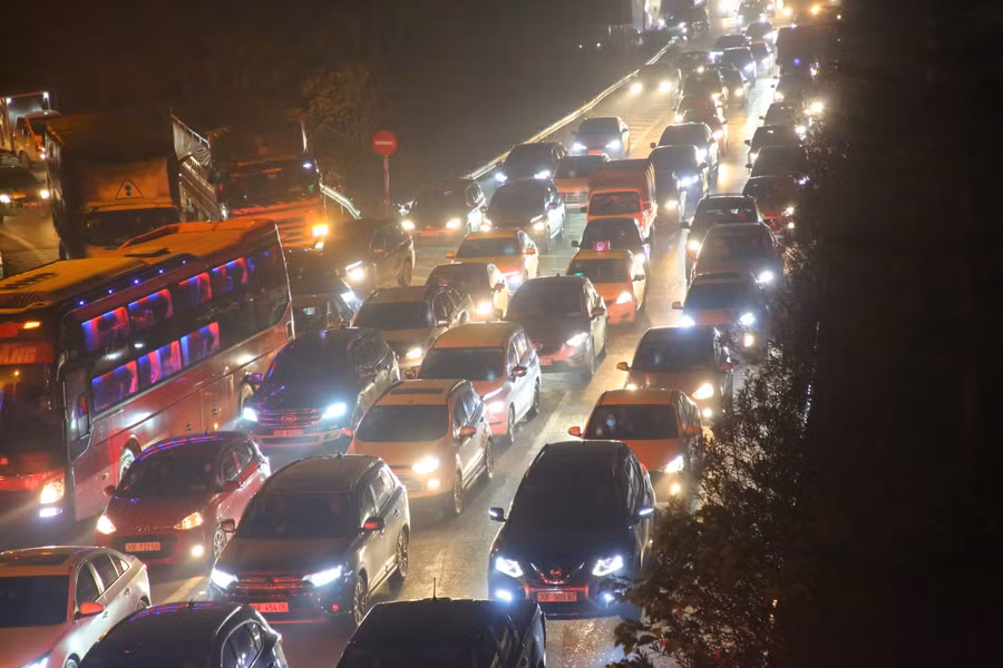 Do ảnh hưởng từ vụ cháy cao tốc Pháp Vân - Cầu Giẽ vào trung tâm TP Hà Nội bị ùn tắc.