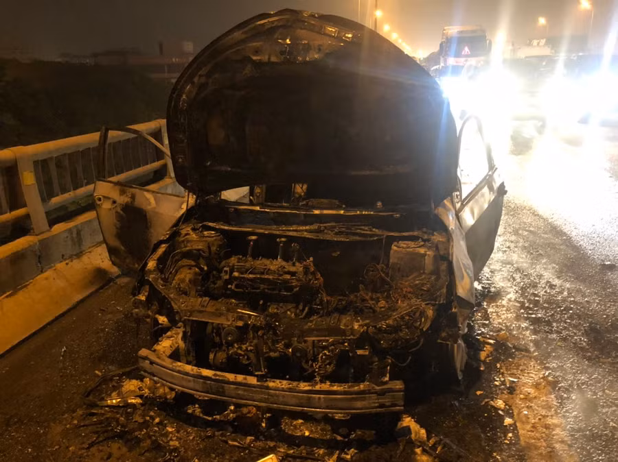 Tại hiện trường chiếc xe ô tô bị cháy hoàn toàn.