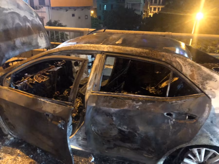 Ô tô bị cháy trơ khung.