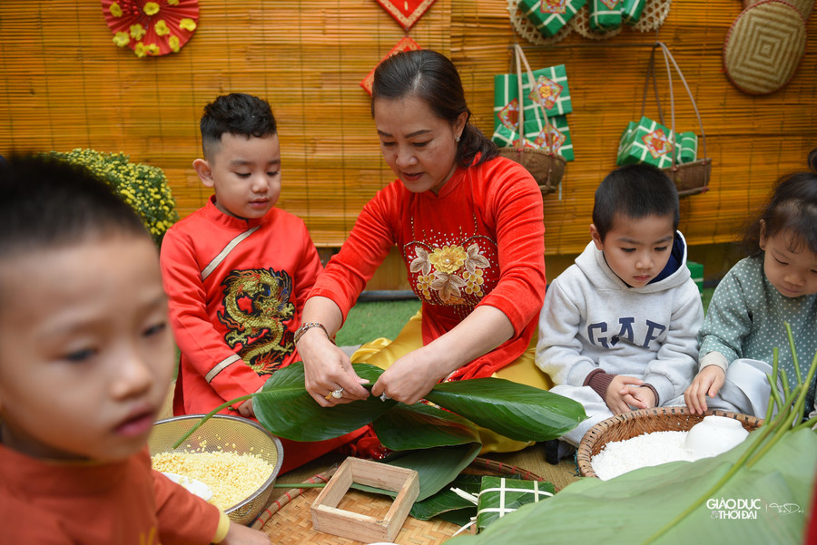 Tại chương trình những bạn nhỏ của trường Mẫu giáo Mầm non A sẽ được tham gia vào những trò chơi dân gian, cùng nhau gói bánh chưng, xin chữ đầu xuân. Tại chương trình những bạn nhỏ của trường Mẫu giáo Mầm non A sẽ được tham gia vào những trò chơi dân gian, cùng nhau gói bánh chưng, xin chữ đầu xuân.