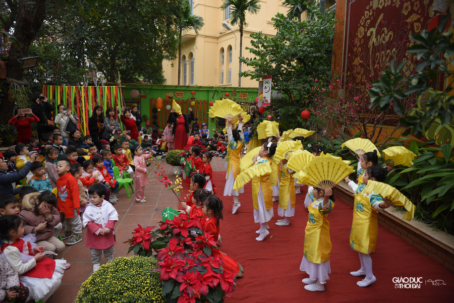 Mở đầu chương trình là những tiết mục văn nghệ do các bạn học sinh trong trường biểu diễn. Mở đầu chương trình là những tiết mục văn nghệ do các bạn học sinh trong trường biểu diễn.