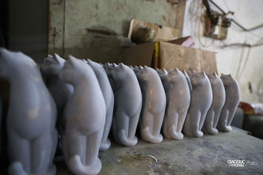 Nghệ nhân sẽ phải tạo hình khối bằng đất sét đặc biệt sau đó sẽ được đổ khuôn âm bản để chuyển sang những chất liệu bền vững cho tác phẩm như đồng hay composite tổng hợp.