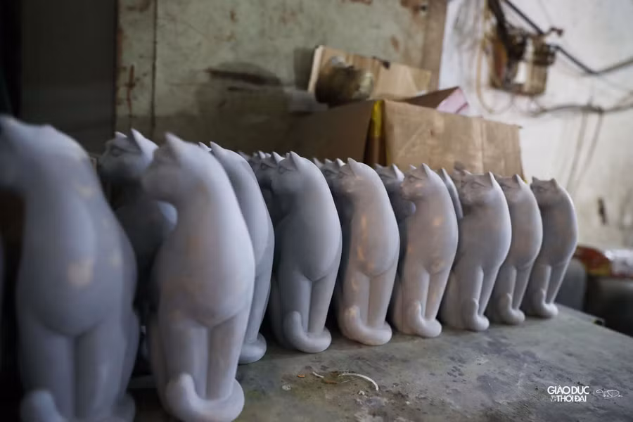 Nghệ nhân sẽ phải tạo hình khối bằng đất sét đặc biệt sau đó sẽ được đổ khuôn âm bản để chuyển sang những chất liệu bền vững cho tác phẩm như đồng hay composite tổng hợp.