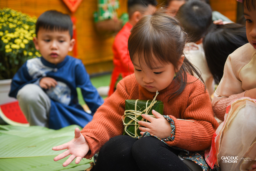 Tại chương trình những bạn nhỏ của trường Mẫu giáo Mầm non A sẽ được tham gia vào những trò chơi dân gian, cùng nhau gói bánh chưng, xin chữ đầu xuân. Tại chương trình những bạn nhỏ của trường Mẫu giáo Mầm non A sẽ được tham gia vào những trò chơi dân gian, cùng nhau gói bánh chưng, xin chữ đầu xuân.