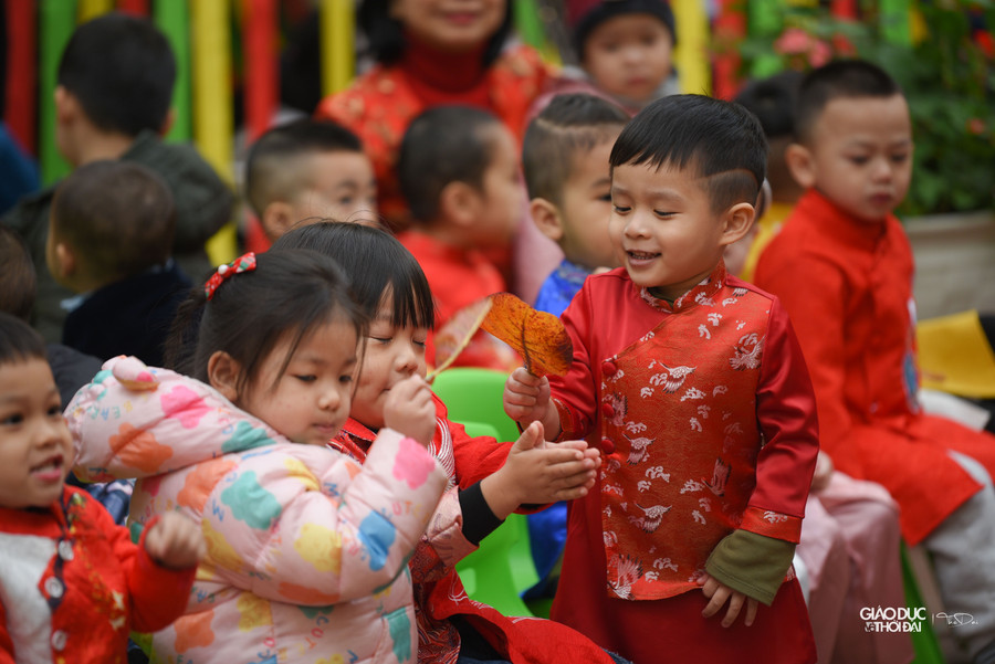 Các bạn nhỏ hào hứng vào những hoạt động của chương trình. Các bạn nhỏ hào hứng vào những hoạt động của chương trình.