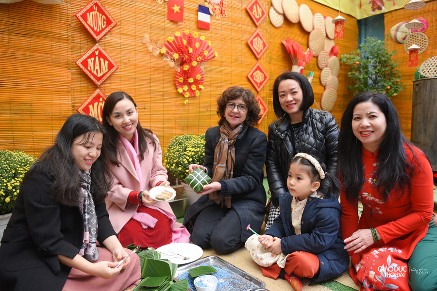 Thông qua chương trình không chỉ giúp các em học sinh tìm hiểu thêm về những nét truyền thống khi mỗi độ Tết đến, Xuân về mà còn giúp cho những người bạn nước ngoài hiểu về nét đẹp trong văn hóa của người Việt. Thông qua chương trình không chỉ giúp các em học sinh tìm hiểu thêm về những nét truyền thống khi mỗi độ Tết đến, Xuân về mà còn giúp cho những người bạn nước ngoài hiểu về nét đẹp trong văn hóa của người Việt.