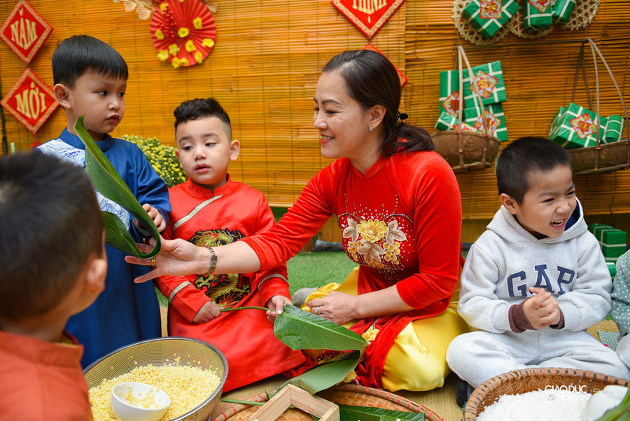 Tại chương trình những bạn nhỏ của trường Mẫu giáo Mầm non A sẽ được tham gia vào những trò chơi dân gian, cùng nhau gói bánh chưng, xin chữ đầu xuân. Tại chương trình những bạn nhỏ của trường Mẫu giáo Mầm non A sẽ được tham gia vào những trò chơi dân gian, cùng nhau gói bánh chưng, xin chữ đầu xuân.