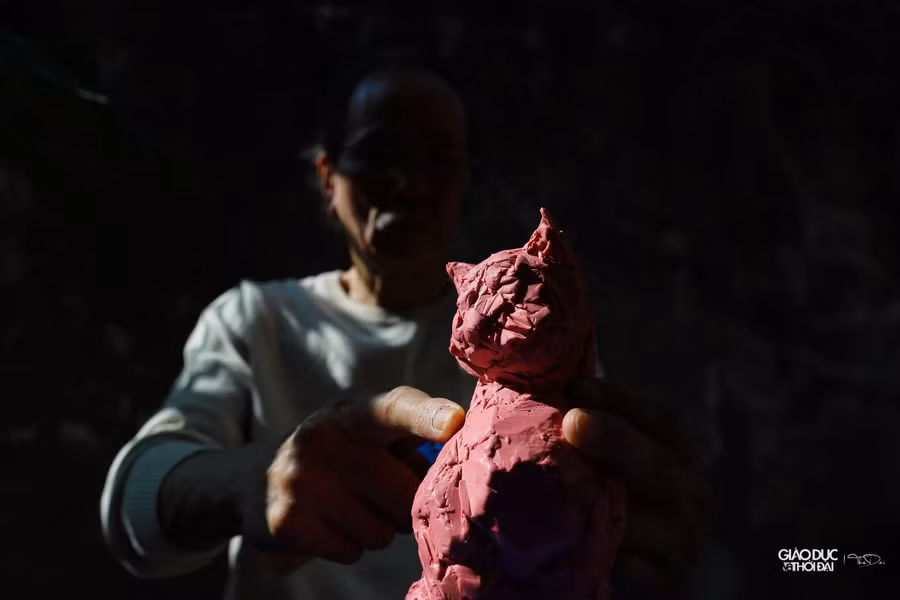 Tác phẩm mèo bố "An Thịnh", mèo mẹ "An Sinh" và mèo con "An Nhiên" khắc họa hình tượng người bố - trụ cột gia đình vững chãi, là chỗ dựa an toàn ấm áp cho vợ và các con.