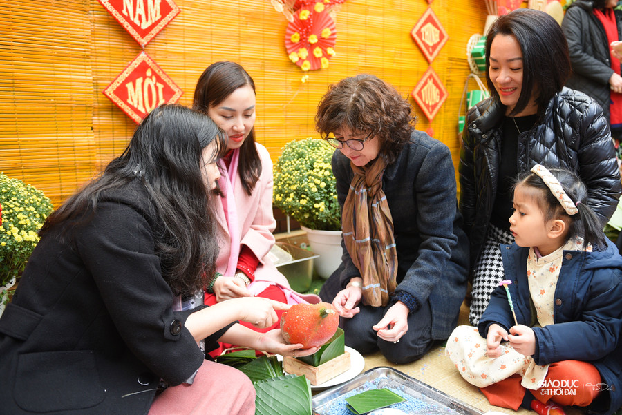 Bà Corinne Pignard cùng gói bánh chưng với cô trò trường Mẫu giáo Mầm non A. Bà Corinne Pignard cùng gói bánh chưng với cô trò trường Mẫu giáo Mầm non A.