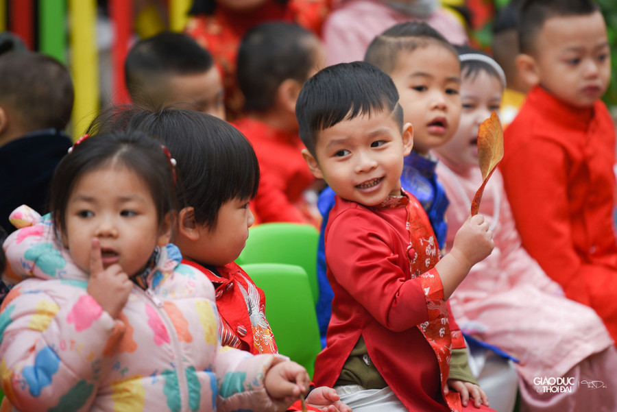 Các bạn nhỏ hào hứng vào những hoạt động của chương trình. Các bạn nhỏ hào hứng vào những hoạt động của chương trình.