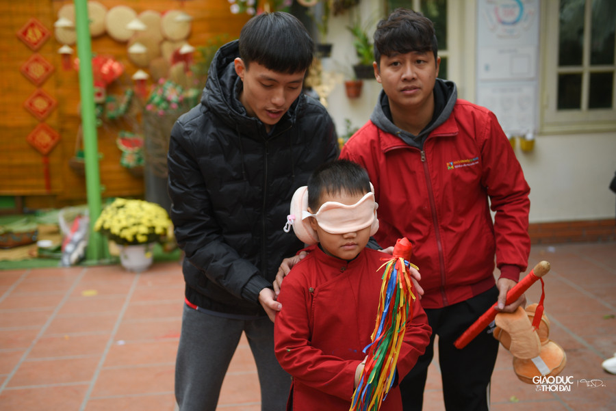 Đây không chỉ là hoạt động vui chơi mà còn dạy cho các bạn nhỏ về những giá trị truyền thống dân tộc. Đây không chỉ là hoạt động vui chơi mà còn dạy cho các bạn nhỏ về những giá trị truyền thống dân tộc.