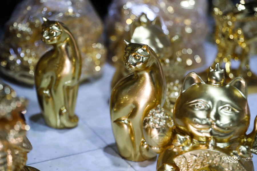 Tác phẩm tượng mèo An Thịnh có dáng vẻ tĩnh tại, an lạc, bình thản nhìn cuộc sống với mong muốn một năm mới bình an, viên mãn, tròn đầy sung túc.