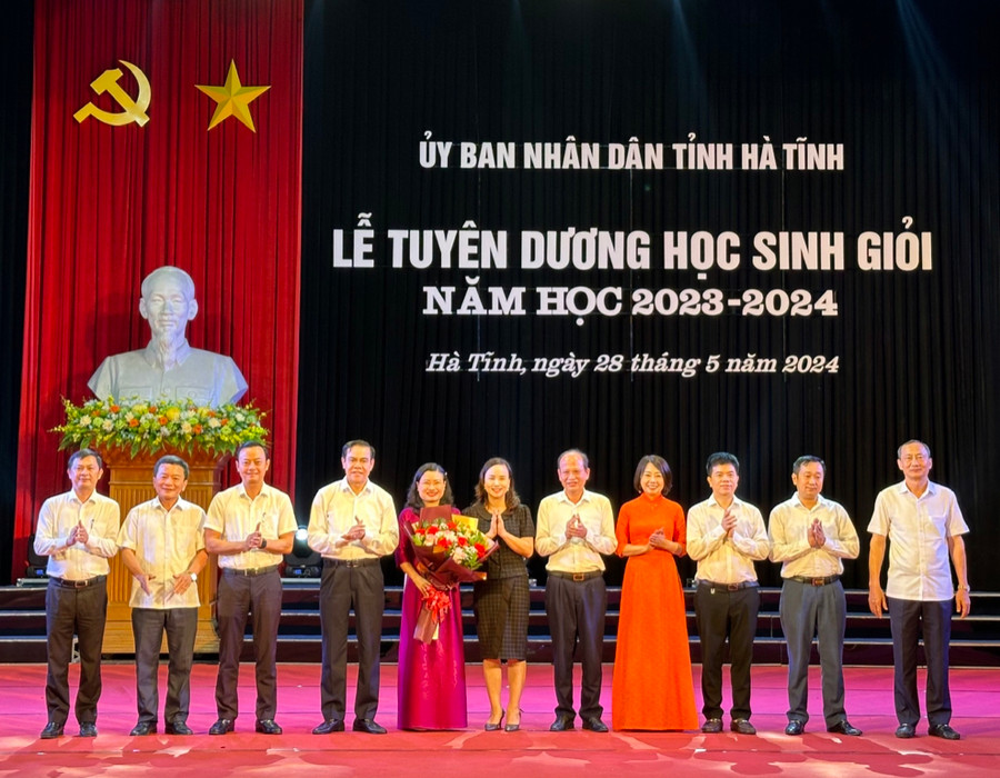 Lãnh đạo tỉnh Hà Tĩnh tặng hoa chúc mừng ngành Giáo dục. (Ảnh: Cổng thông tin điện tử Hà Tĩnh).