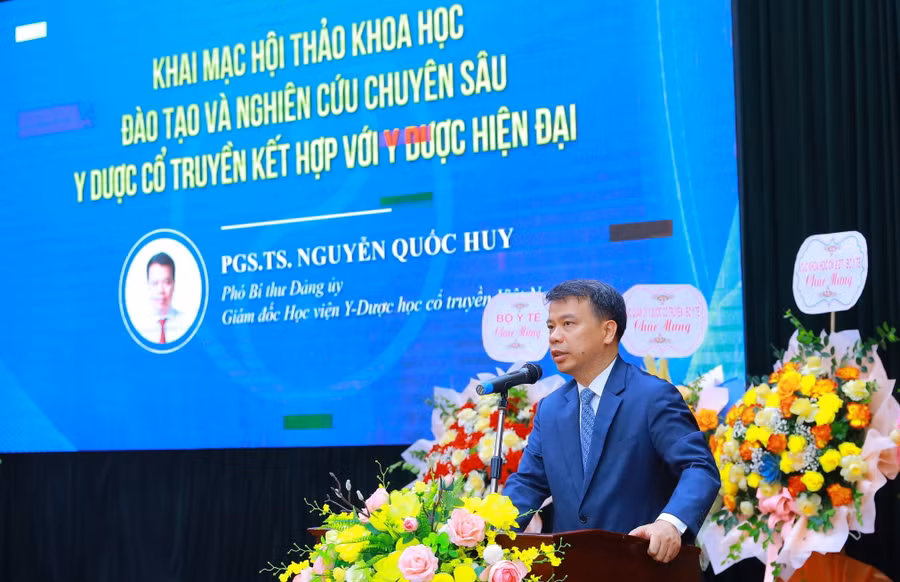 PGS.TS Nguyễn Quốc Huy – Giám đốc Học viện Y dược học cổ truyền Việt Nam trao đổi tại hội thảo.