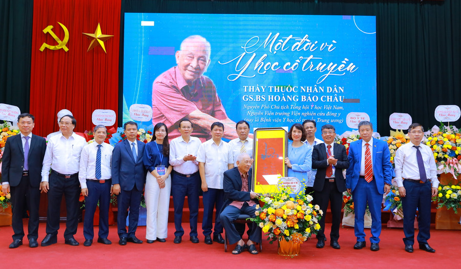 Thứ trưởng Bộ Y tế Nguyễn Thị Liên Hương và đại diện lãnh đạo Cục Y Dược cổ truyền, Cục Khoa học Công nghệ và Đào tạo của Bộ Y tế cùng các đồng chí lãnh đạo Học viện Y dược học cổ truyền Việt Nam, các Bệnh viện chuyên ngành y học cổ truyền, các hội chuyên ngành y học cổ truyền cùng tri ân GS Hoàng Bảo Châu. Thứ trưởng Bộ Y tế Nguyễn Thị Liên Hương và đại diện lãnh đạo Cục Y Dược cổ truyền, Cục Khoa học Công nghệ và Đào tạo của Bộ Y tế cùng các đồng chí lãnh đạo Học viện Y dược học cổ truyền Việt Nam, các Bệnh viện chuyên ngành y học cổ truyền, các hội chuyên ngành y học cổ truyền cùng tri ân GS Hoàng Bảo Châu.