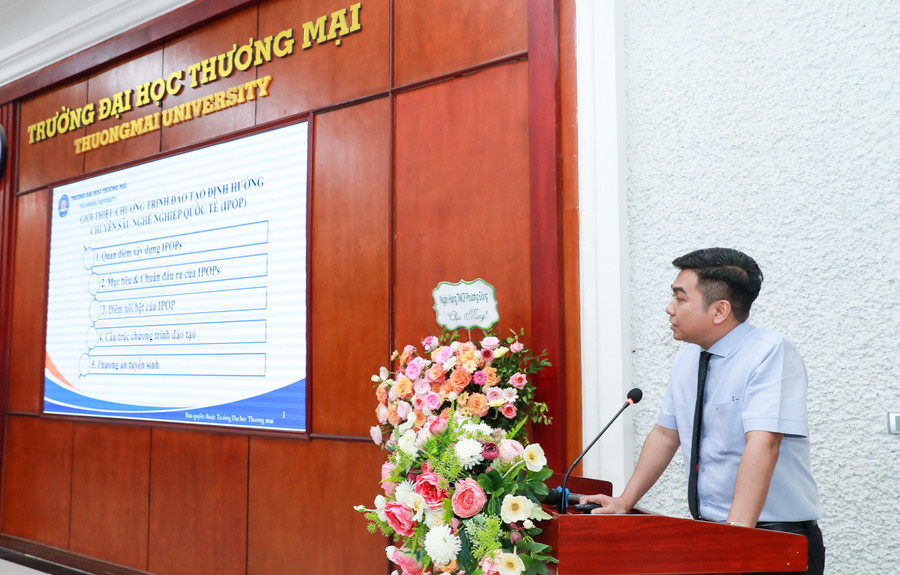 PGS.TS Nguyễn Hoàng Việt chia sẻ thông tin về 8 chương trình đào tạo theo định hướng chuyên sâu nghề nghiệp quốc tế tại Hội thảo “Giới thiệu chương trình đào tạo định hướng chuyên sâu nghề nghiệp quốc tế và chương trình đào tạo chuẩn trình độ đại học năm 2023” - ngày 7/10. PGS.TS Nguyễn Hoàng Việt chia sẻ thông tin về 8 chương trình đào tạo theo định hướng chuyên sâu nghề nghiệp quốc tế tại Hội thảo “Giới thiệu chương trình đào tạo định hướng chuyên sâu nghề nghiệp quốc tế và chương trình đào tạo chuẩn trình độ đại học năm 2023” - ngày 7/10.