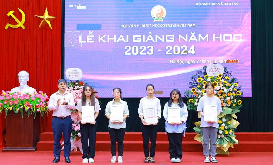 Nhân dịp này, nhiều sinh viên được vinh danh khen thưởng.